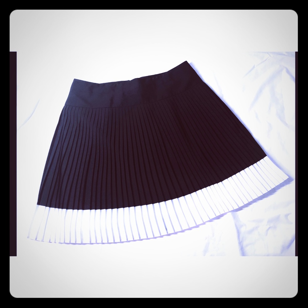 ❄️❄️New York & Co - Black & White Pleated Skirt